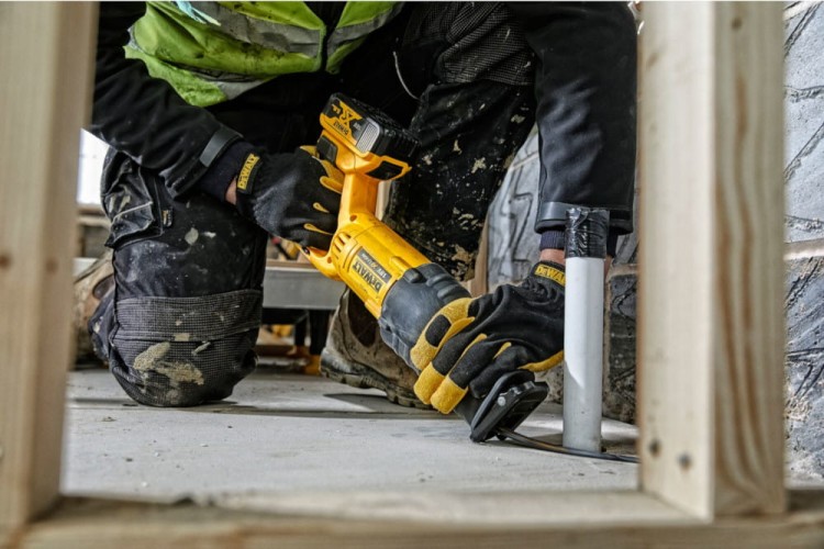 Pilarka szablasta DEWALT DCS380N zastosowanie