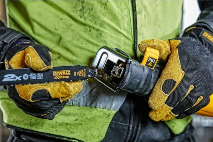 zastosowanie pilarki do drewna 18V DEWALT DCS380