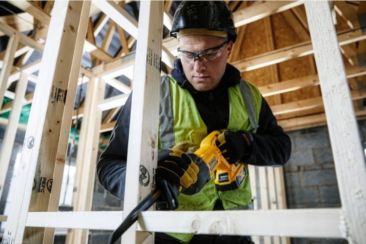 zastosowanie pilarki akumulatorowej 18V DEWALT DCS380