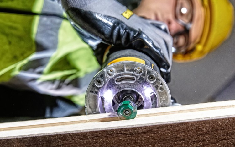 zastosowanie frezarki akumulatorowej 18V DeWALT