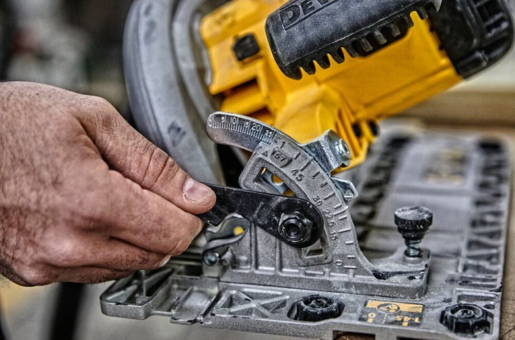 Zastosowanie piły tarczowej DEWALT DWE576K  190mm 1600W
