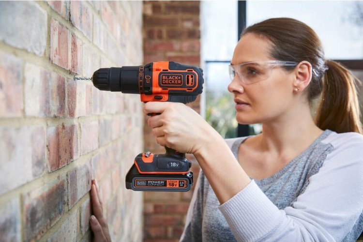 Zastosowanie wiertarko-wkrętarki BLACK DECKER BDCHD18