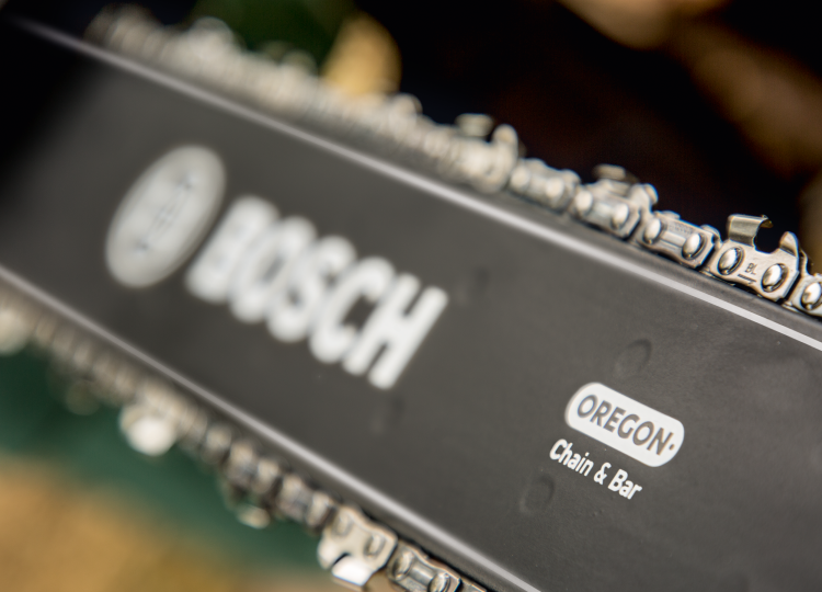 zastosowanie piły łańcuchowej 1800W UniversalChain 35 BOSCH 06008B8303