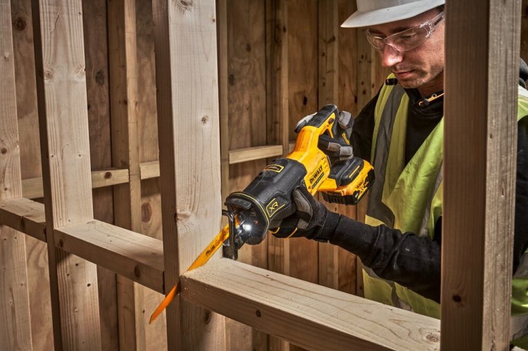Pilarka szablowa DeWalt DCS382N zastosowanie