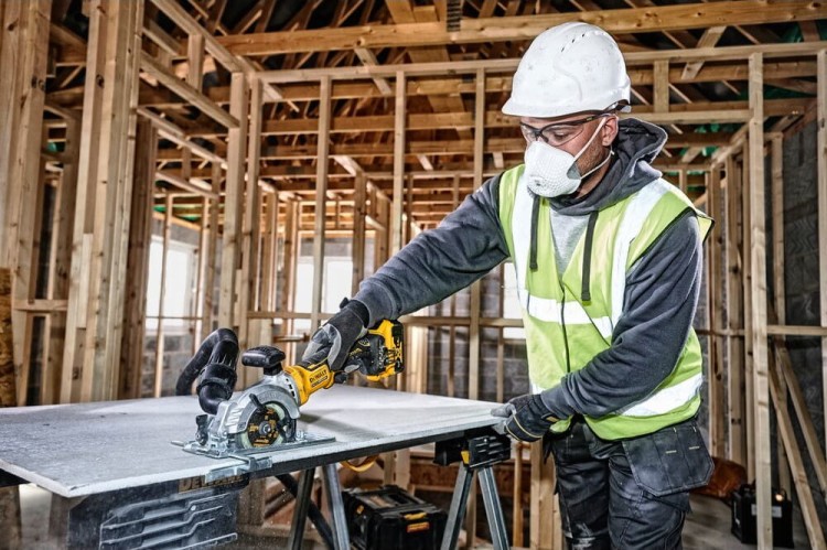 Pilarka tarczowa DeWALT DCS571NT zastosowanie