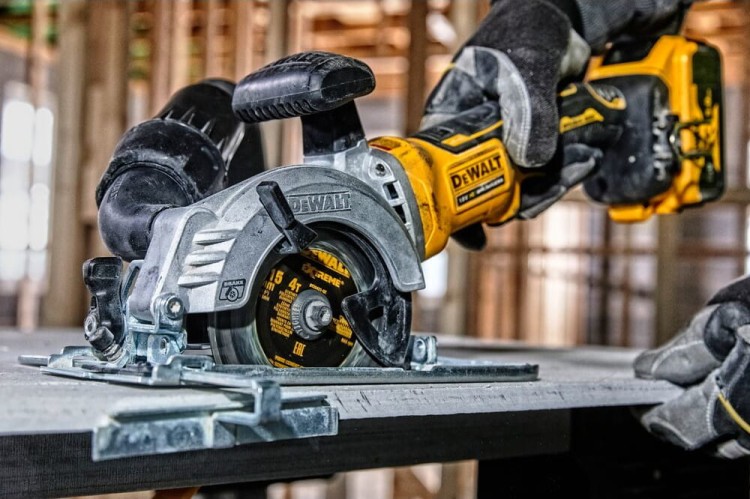 Pilarka tarczowa DeWALT DCS571NT zastosowanie