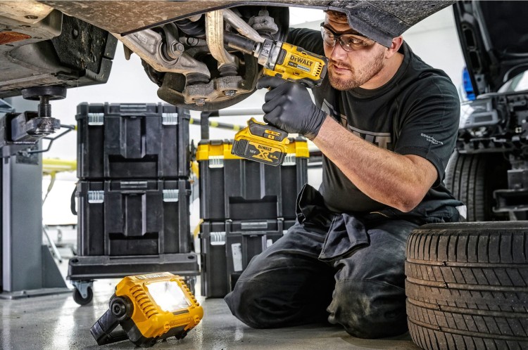 Zastosowanie lampy oświetleniowej  LED  DeWalt DCL077  12V/18V
