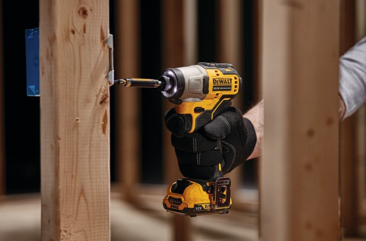 Zastosowanie zakrętarki udarowej bezszczotkowej Dewalt DCF601N  8 Nm