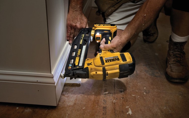 Gwoździarka akumulatorowa DeWALT DCN660NT