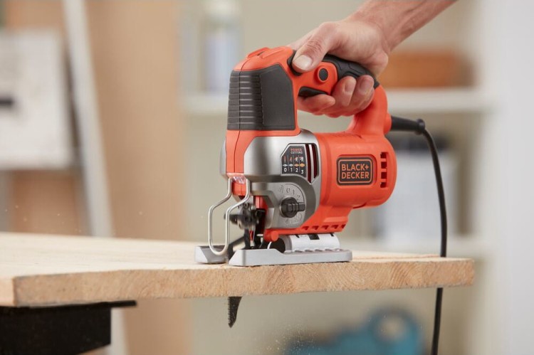 Wyrzynarka akumulatorowa Black Decker BES610 zastosowanie