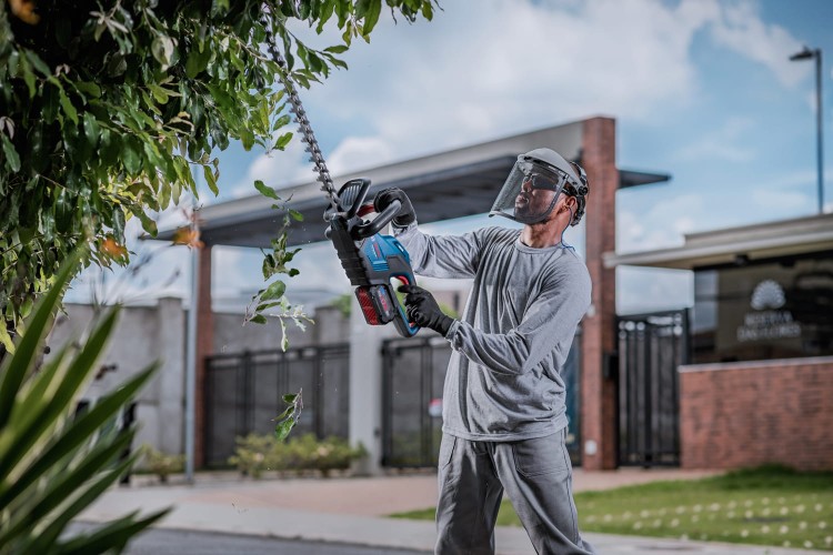 zastosowanie nożyc do żywopłotu akumulatorowych Bosch GHE 18V-60