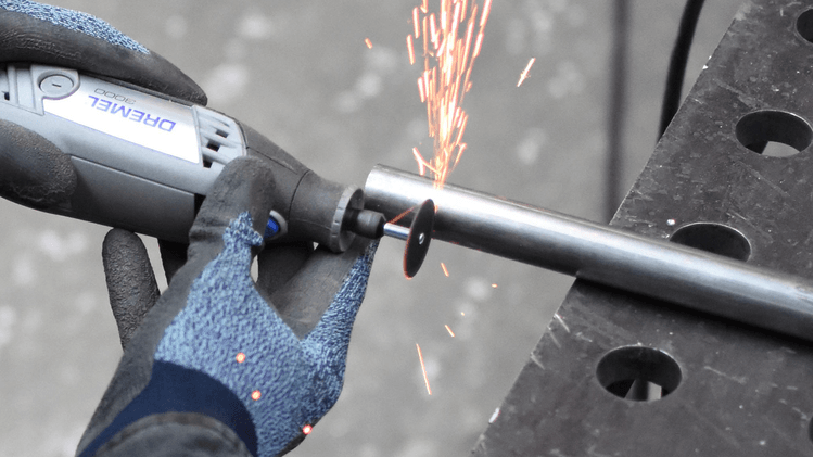 Zastosowanie tarcz do cięcia w metalu 688 Dremel