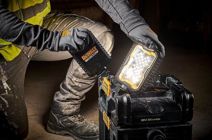Zastosowanie Skrzyni narzędziowej TOUGHSYSTEM 2.0 z lampą LED, 40W, 4000lm DEWALT