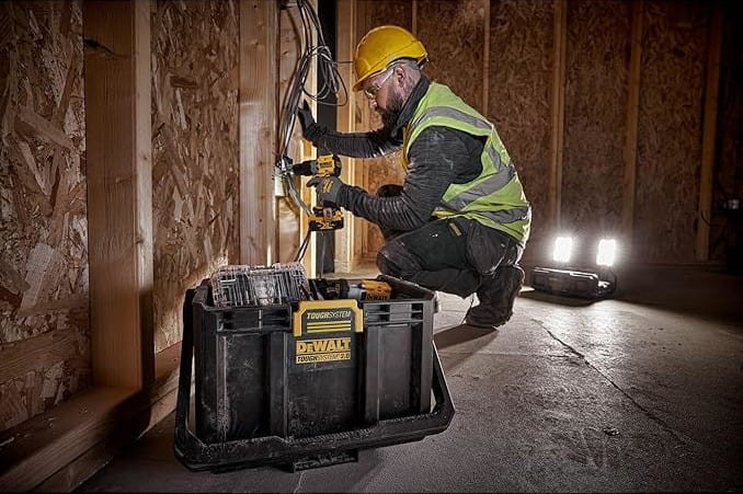 Zastosowanie Skrzyni narzędziowej TOUGHSYSTEM 2.0 z lampą LED, 4000lm DEWALT