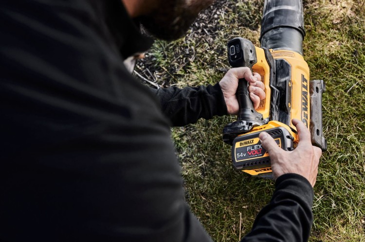 zastosowanie dmuchawy DEWALT DCMBL777N