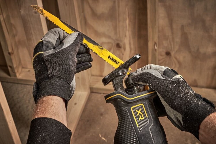 Pilarka szablowa DeWalt DCS382N zastosowanie