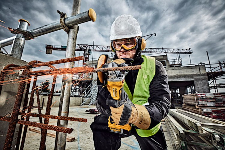 Zastosowanie szlifierki kątowej DeWALT DCG406