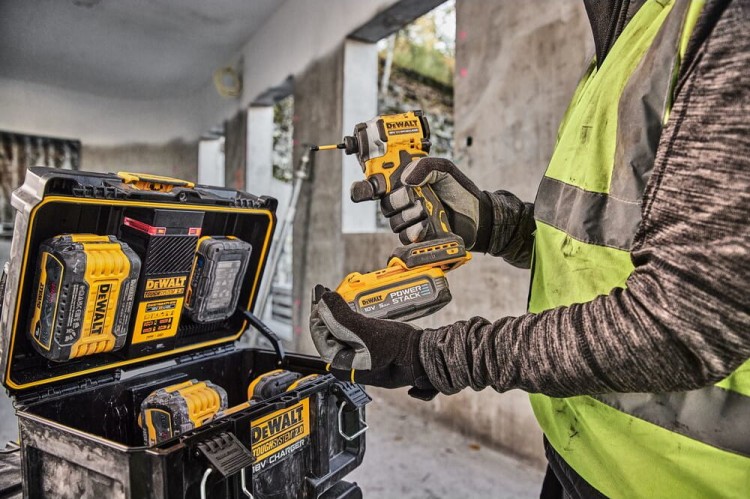Ładowarka DeWALT DWST83471 zastosowanie
