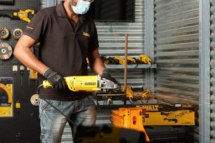 zastosowanie szlifierki kątowej DEWALT DWE492