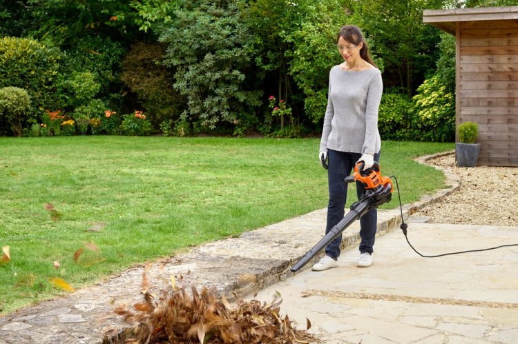zastosowanie dmuchawy do liści Black Decker BEBLV301