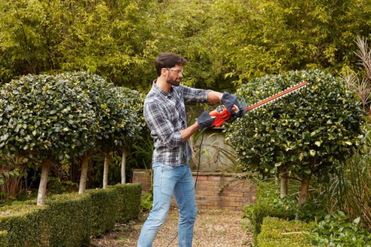 zastosowanie nożyc do żywopłotu 50cm BLACK DECKER BEHT251