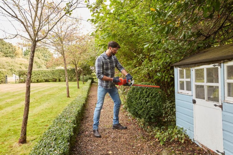 zastosowanie nożyc elektrycznych do żywopłotu Black Decker