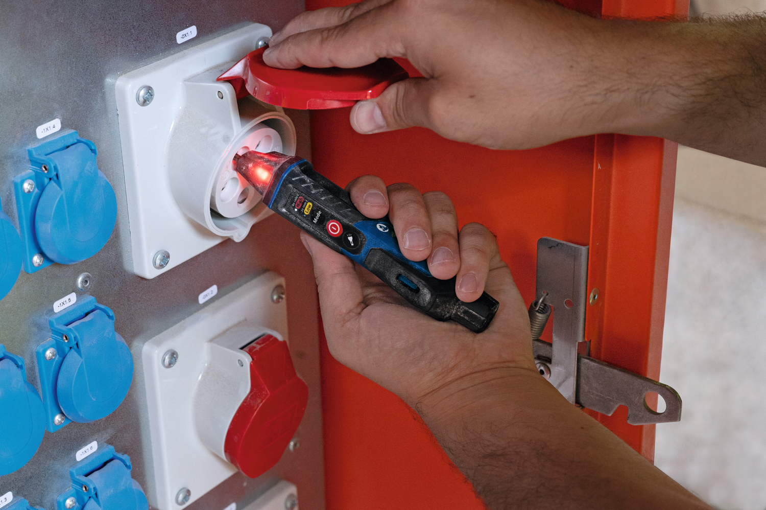 zastosowanie testera napięcia Bosch 0601077000