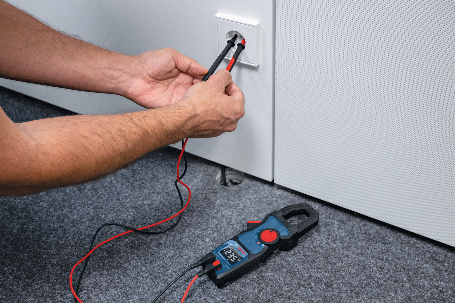 zastosowanie miernika cęgowego Bosch 0601077600