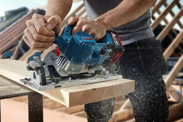BOSCH Pilarka tarczowa 18V