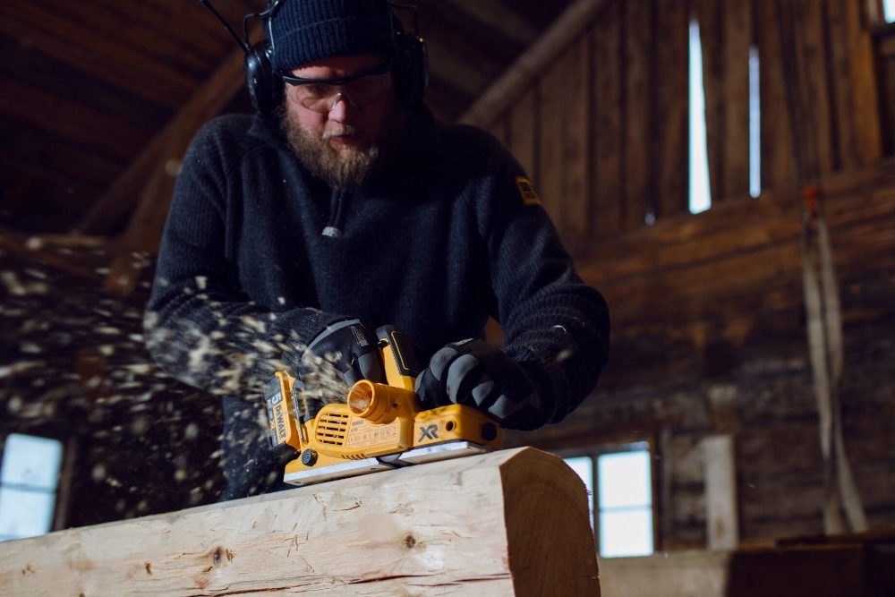 Strug elektryczny DeWALT DCB580