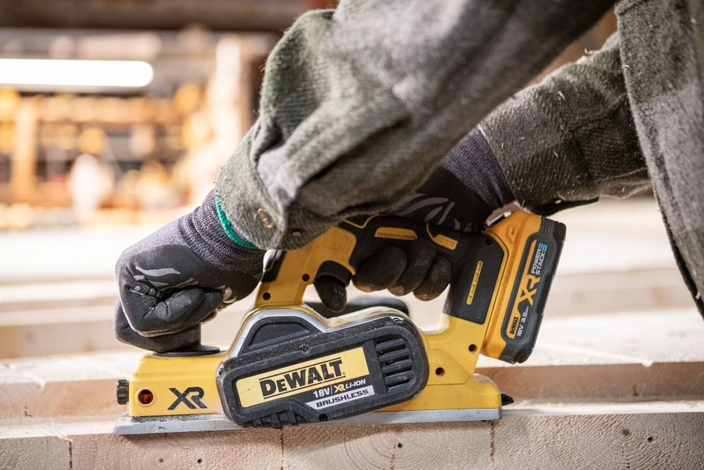 Użycie struga DeWALT DCP580