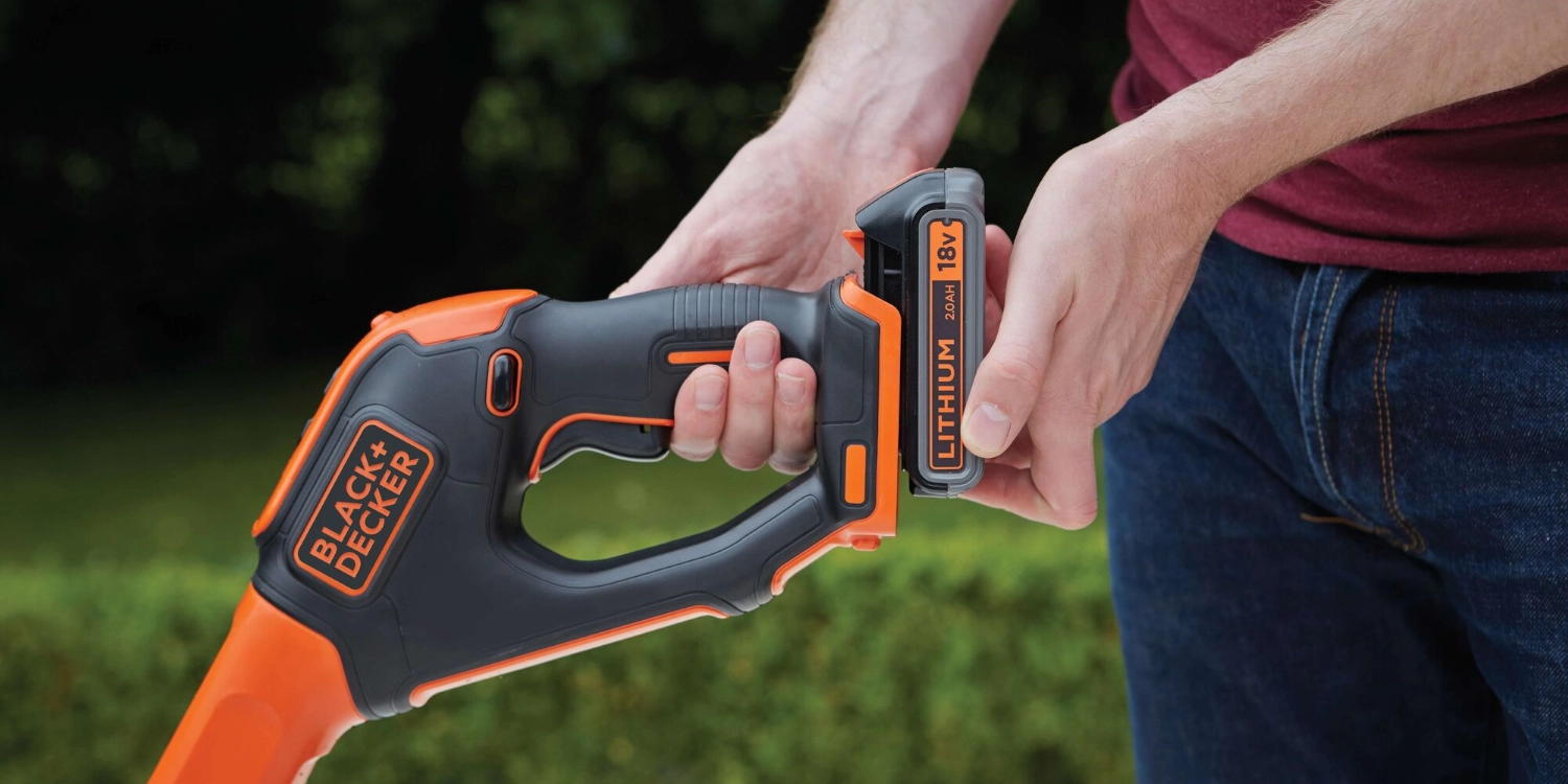 Zastosowanie Black Decker STC1820 Wkładanie akumulatora do podkaszarki