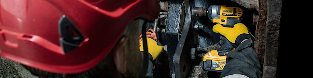 Użycie udarowego klucza DeWALT DCF880