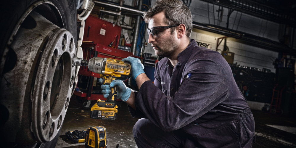 wymiana kół - klucz udarowy DeWALT DCF899