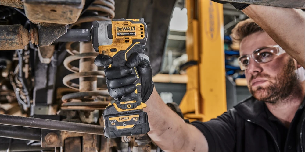 Zastosowanie klucza udarowego 12V DeWALT DCF901