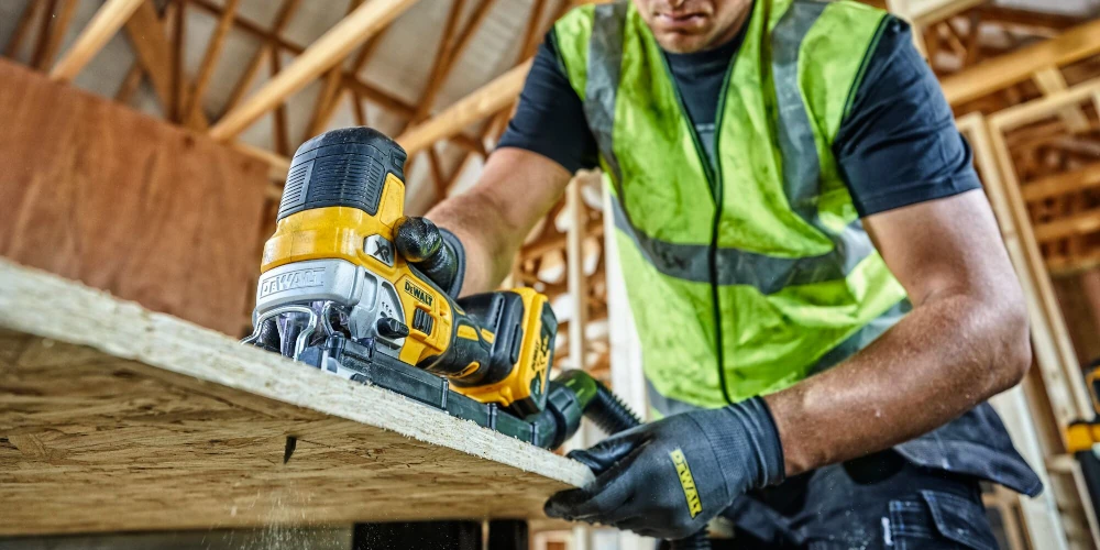 Zastosowanie wyrzynarki DeWALT DCS335