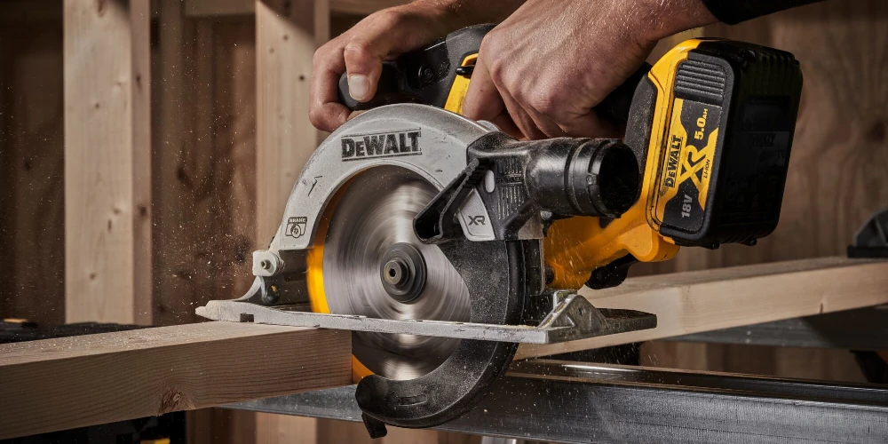 Zastosowanie pilarki tarczowej DeWALT DCS565