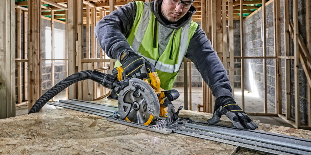 Pilarka DeWALT DCS572