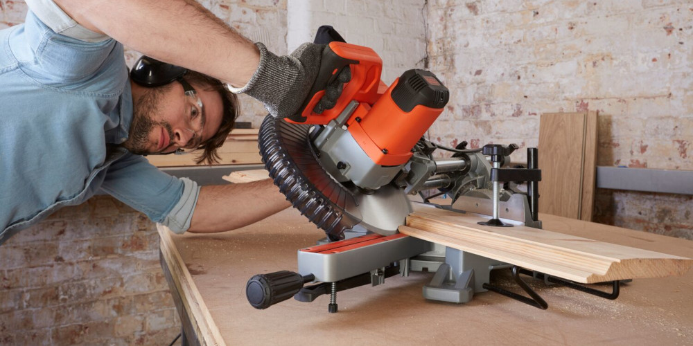 Pilarka ukosowa Black Decker BES700