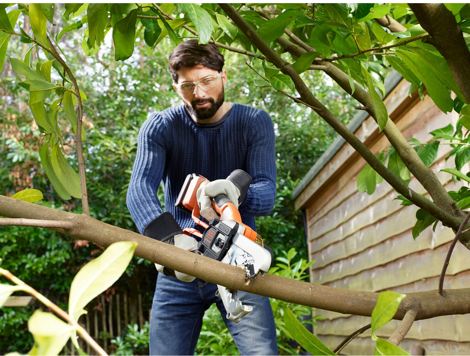 Zastosowanie sekatora akumulatorowego typu aligator marki BLACK+DECKER