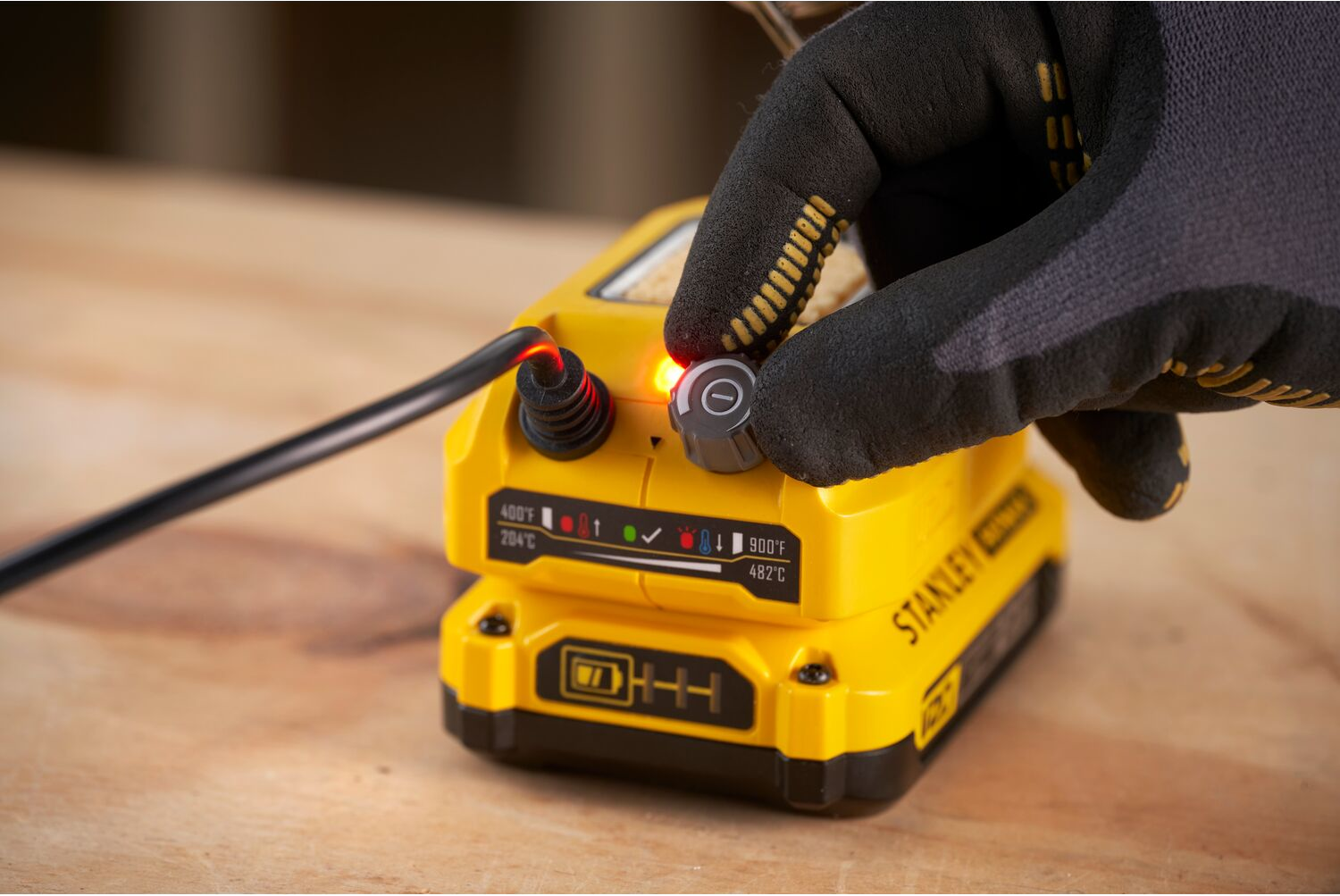Zastosowanie lutownicy Stanley FatMax V20