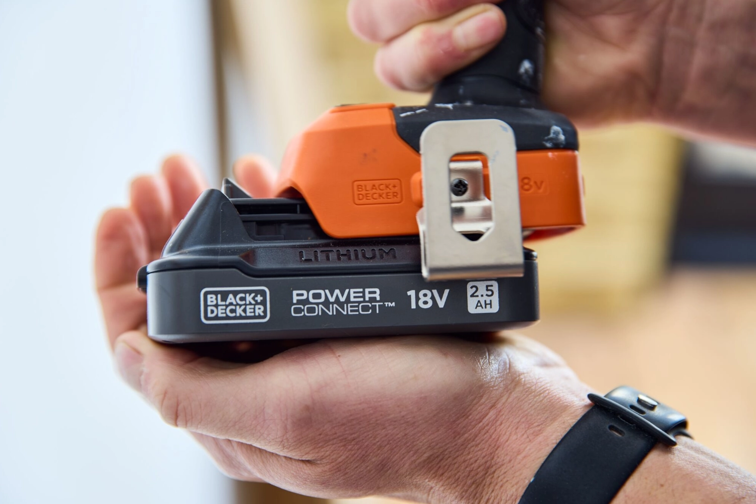Wkładanie akumulatora do zakrętarki udarowej Black Decker BLIM78E1K