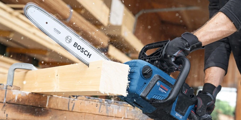 Pilarka łańcuchowa Bosch GKE 18V-40 podczas pracy
