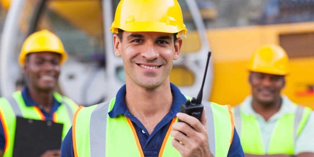 Zastosowanie walkie talkie przez pracowników na placu budowy