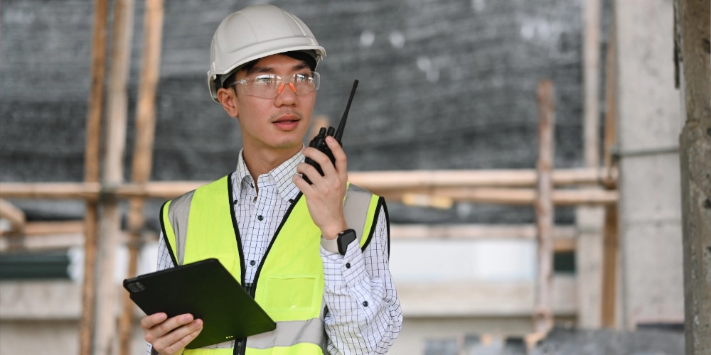 Zastosowanie radiotelefonu walkie-talkie przez kierownika budowy