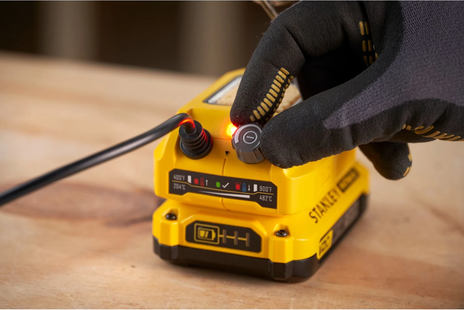 Zastosowanie lutownicy Stanley FatMax V20