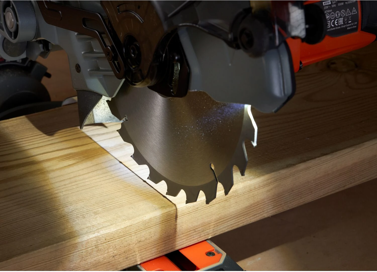 Piła ukośnica Black + Decker BES702