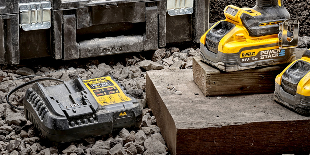 DeWALT DCB1104