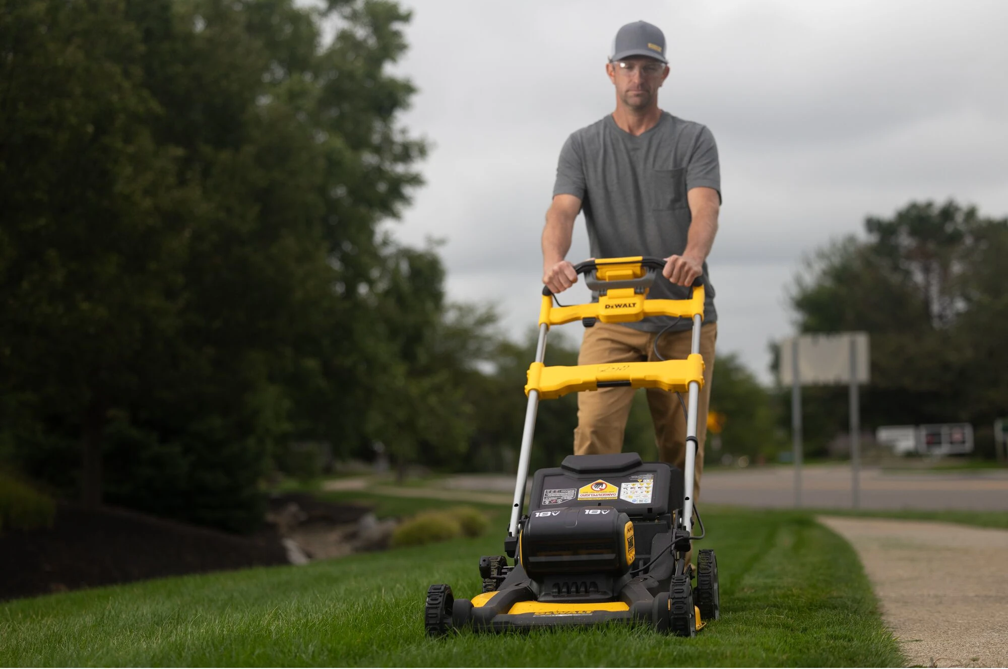 Zastosowanie zewnętrzne kosiarki akumulatorowej dewalt 