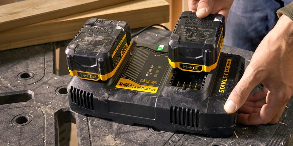 Ładowarka i akumulatory Stanley FATMAX V20